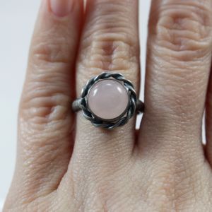 kwarc różowy, srebrny pierścionek, srebro,  biżuteria srebrna, pierścionek z kwarcem, chileart, srebro fakturowane, srebro rzeźbione